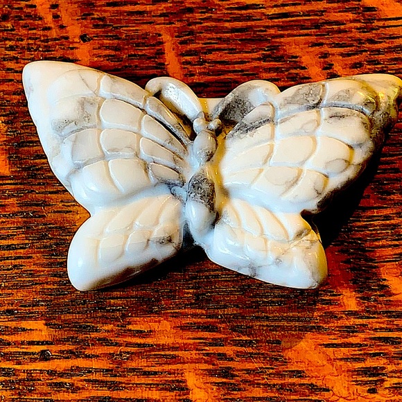 BUTTERFLY HOWLITE CARVED CRYSTAL - Picture 2 of 9